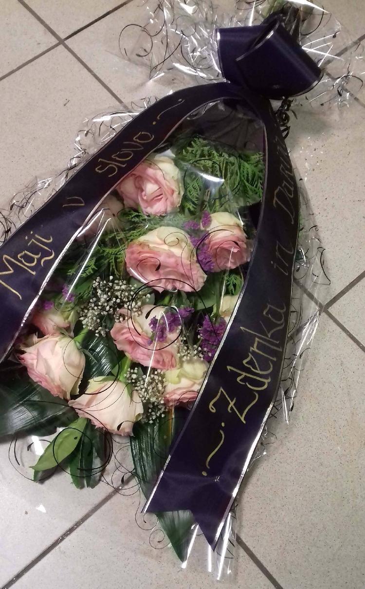 01727721661šopek-roza-cvetovi.jpg-rosa-vita.si